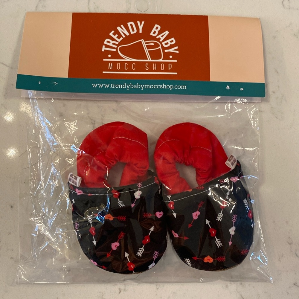 Trendy Baby Mocc Shop Heart Print Moccasins Black Red 3-6 Months NEW
